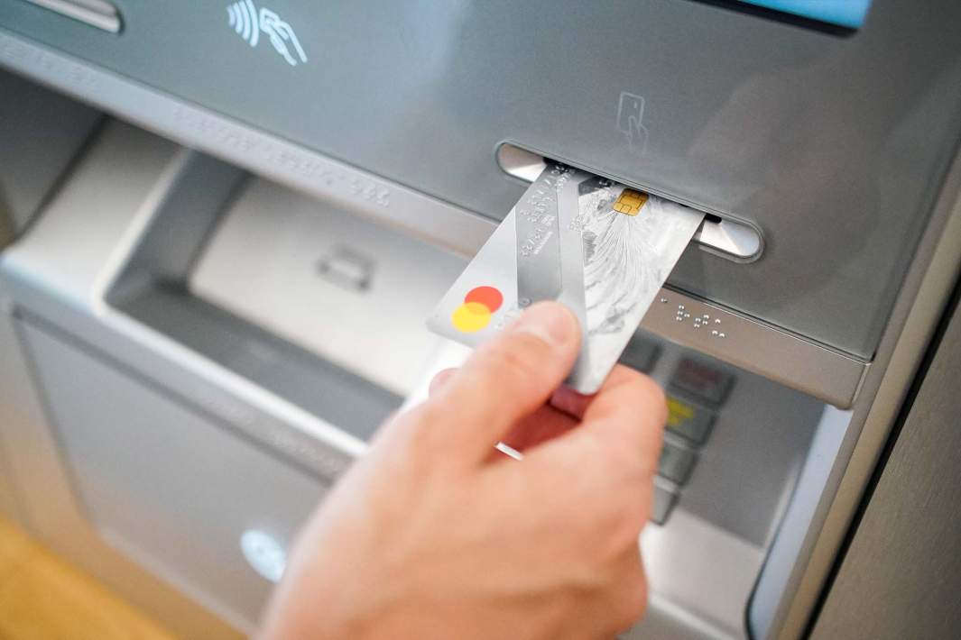 банковская карта в банкомате