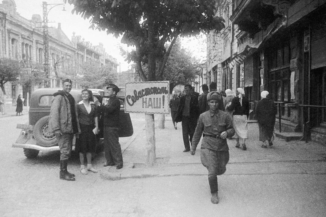 Освобождение Севастополя от немецо-фашистских войск. На улицах освобожденного города, май 1944 года