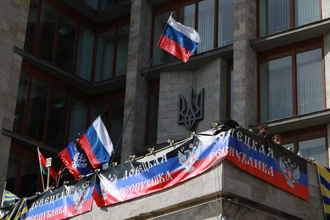 Российский флаг на здании донецкой областной администрации, 7 апреля 2014 года