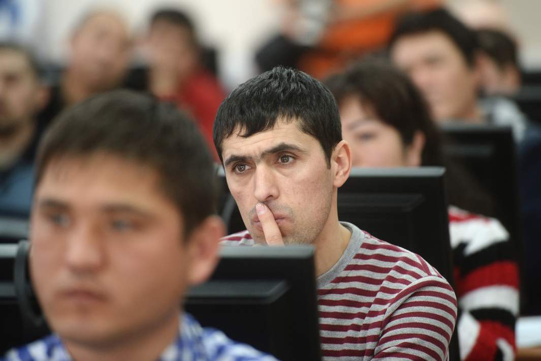 Иностранные граждане проходят электронное тестирование на знание русского языка