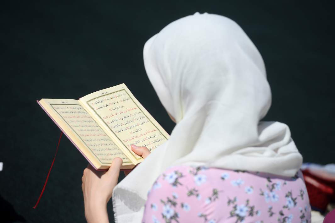 женщина читает коран в хиджабе