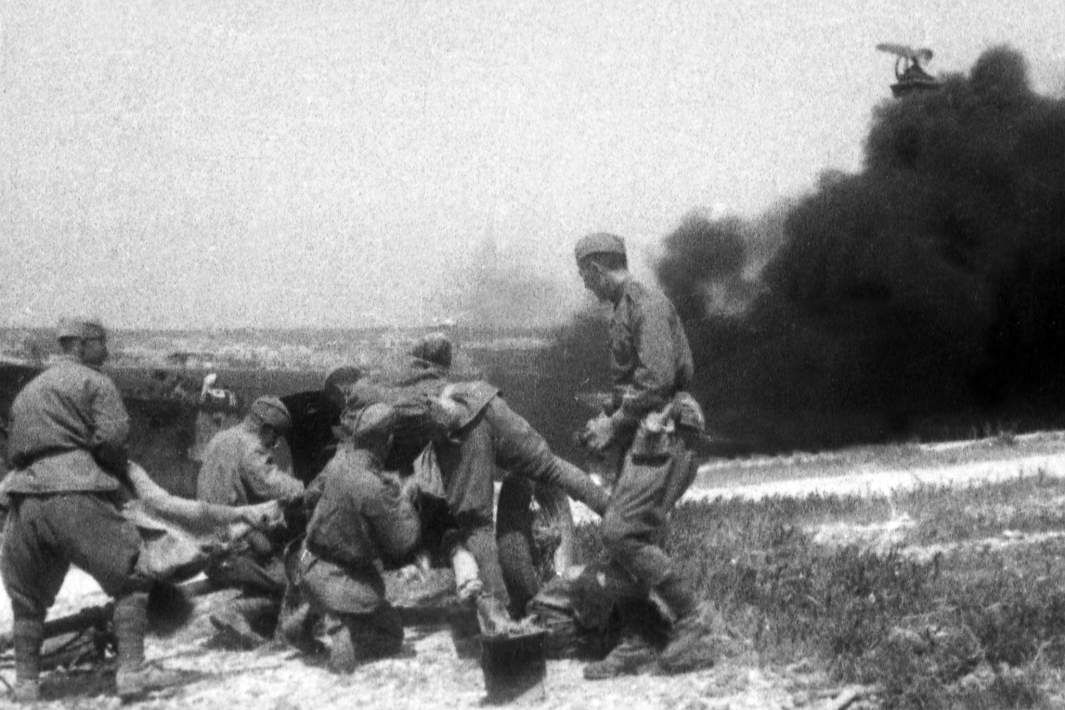 Советские солдаты во время боя в окрестностях Севастополя