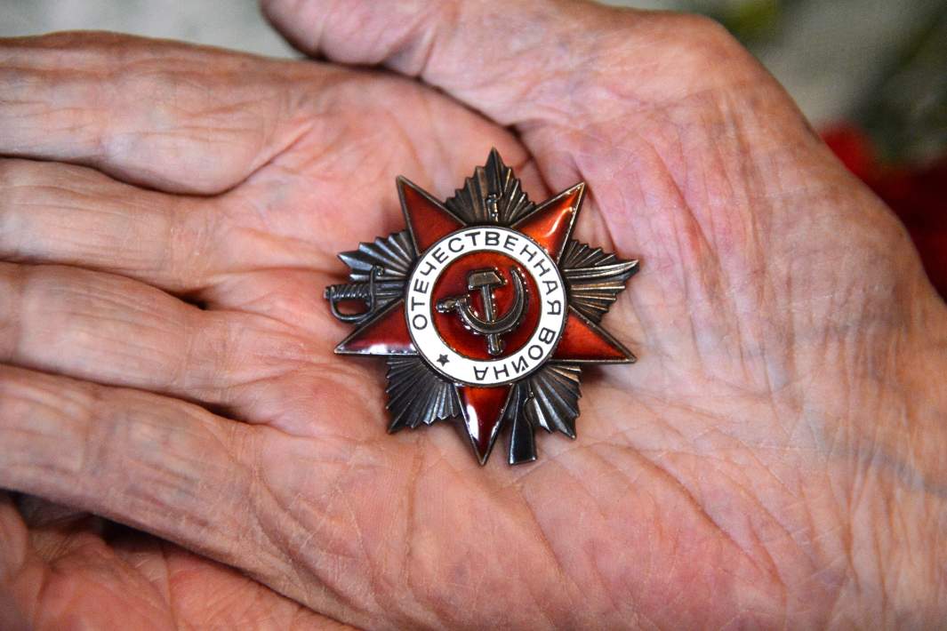 Орден в руках ветерана Великой Отечественной войны