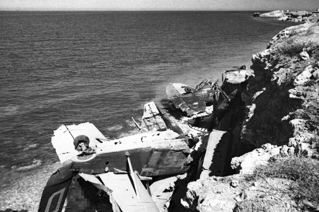 Сбитые фашистские самолеты на берегу моря близ Севастополя