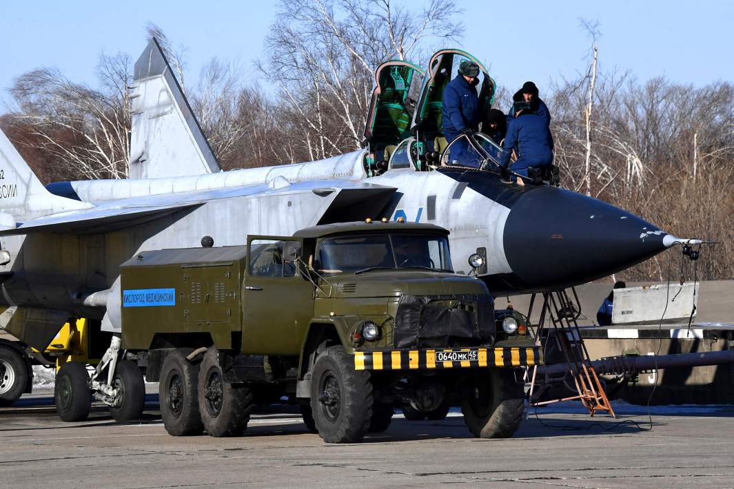 Специалисты авиационно-инженерной службы во время подготовки истребителя МиГ-31БМ к полету на военном аэродроме Центральная Угловая в Приморском крае