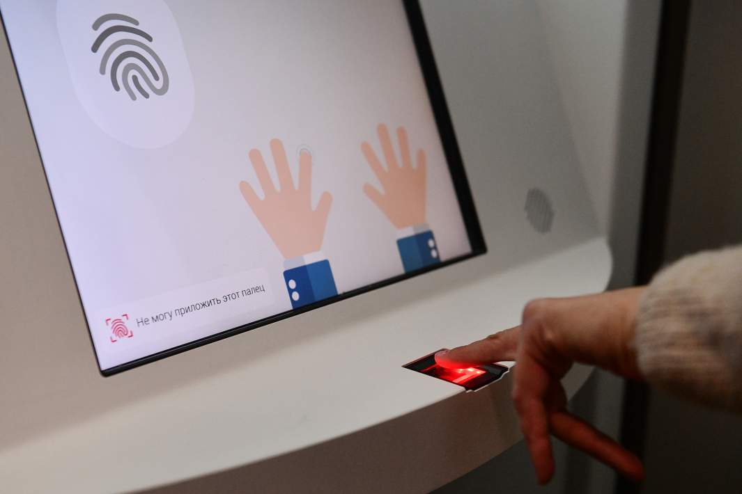 сдача биометрических данных с помощью отпечатка пальца