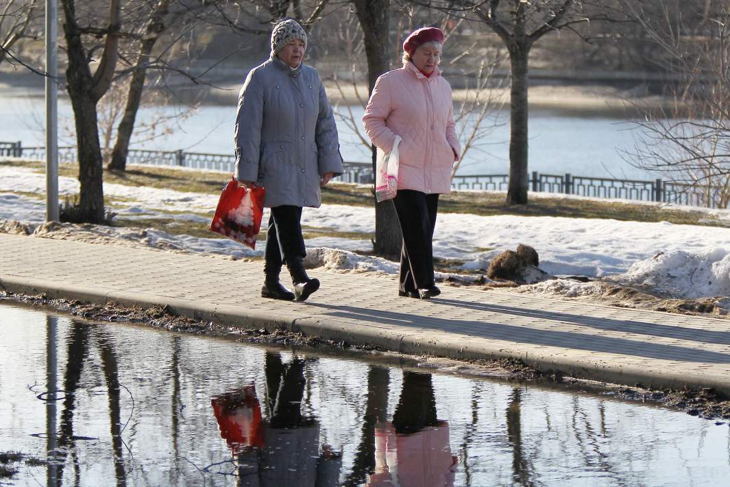 пенсионерки гуляют на улице 