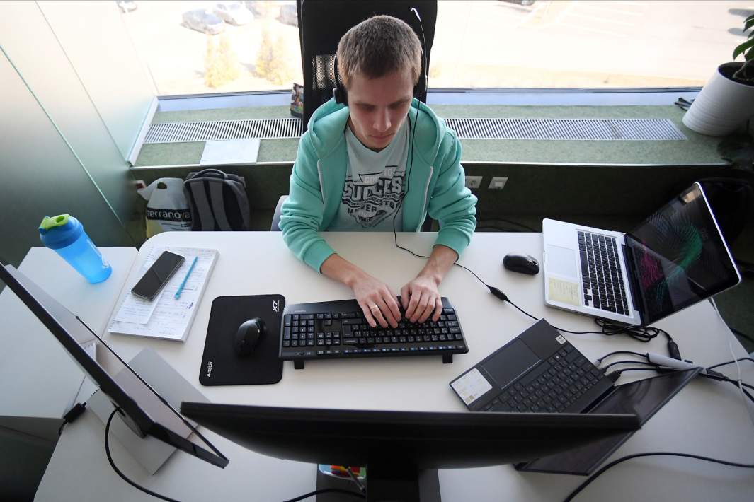 мужчина работает в компьютере разработчик