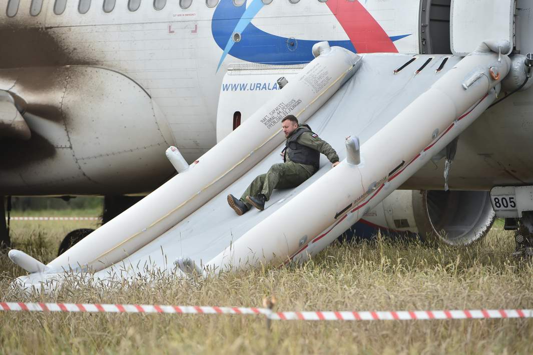 аварийный спуск из самолета