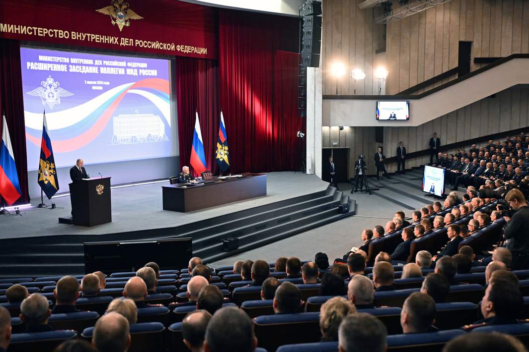 Владимир Путин выступает на ежегодном расширенном заседании коллегии министерства внутренних дел РФ