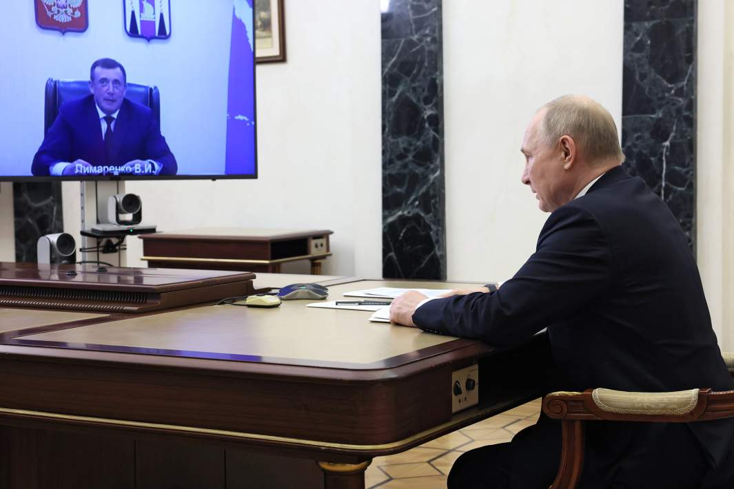 Владимир Путин во время встречи в режиме видеоконференции с губернатором Сахалинской области Валерием Лимаренко