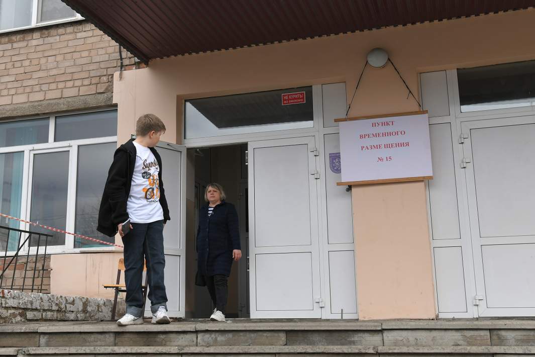 Вход в школу №52 в Орске, в которой организован пункт временного размещения для жителей, эвакуированных с затопленных после прорыва дамбы районов города