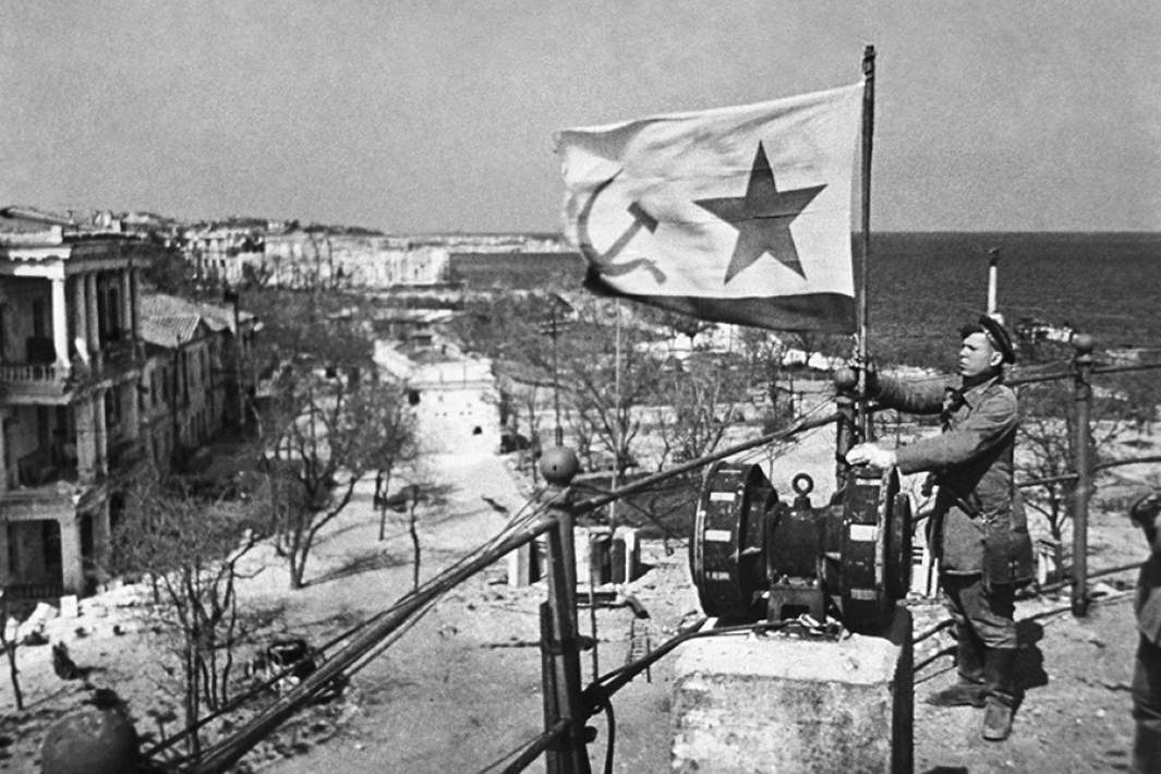 Водружение советского военно-морского флага в освобожденном от немецко-фашистских захватчиков Севастополе, май 1944 года