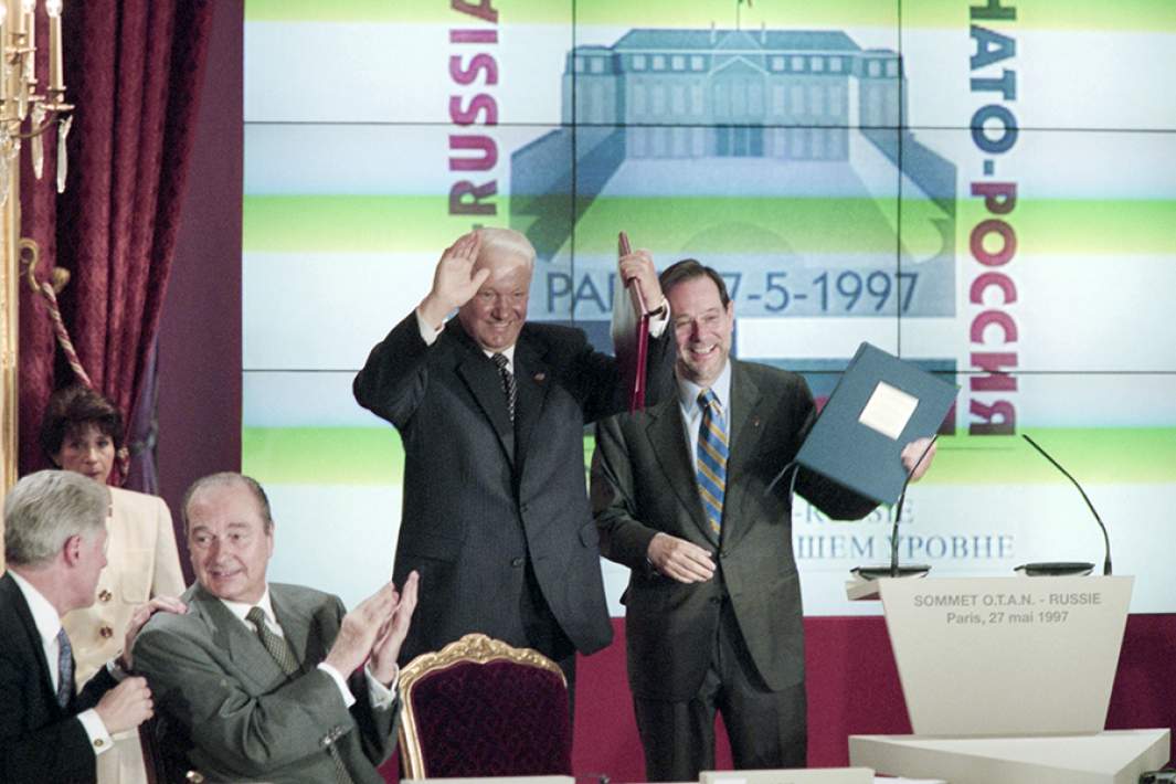 Президент РФ Борис Ельцин, Генеральный секретарь НАТО Хавьер Солана, президент США Билл Клинтон, президент Франции Жак Ширак  во время церемонии подписания основополагающего акта Россия-НАТО в Елисейском дворце, 1997 год