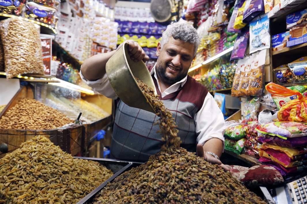 мужчина торгует сухофруктами и сладостями к празднику масульман ураза-байрам