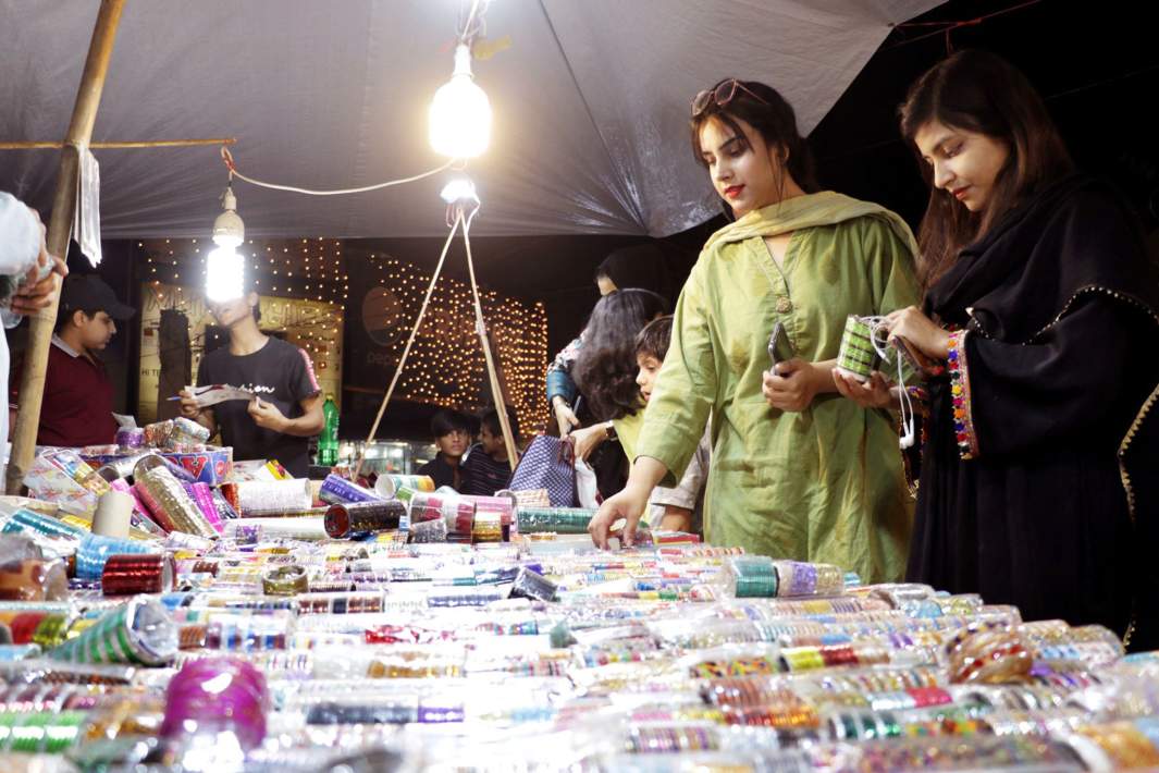 Девушки выбирают подарки и украшения в честь праздника Ураза-байрам