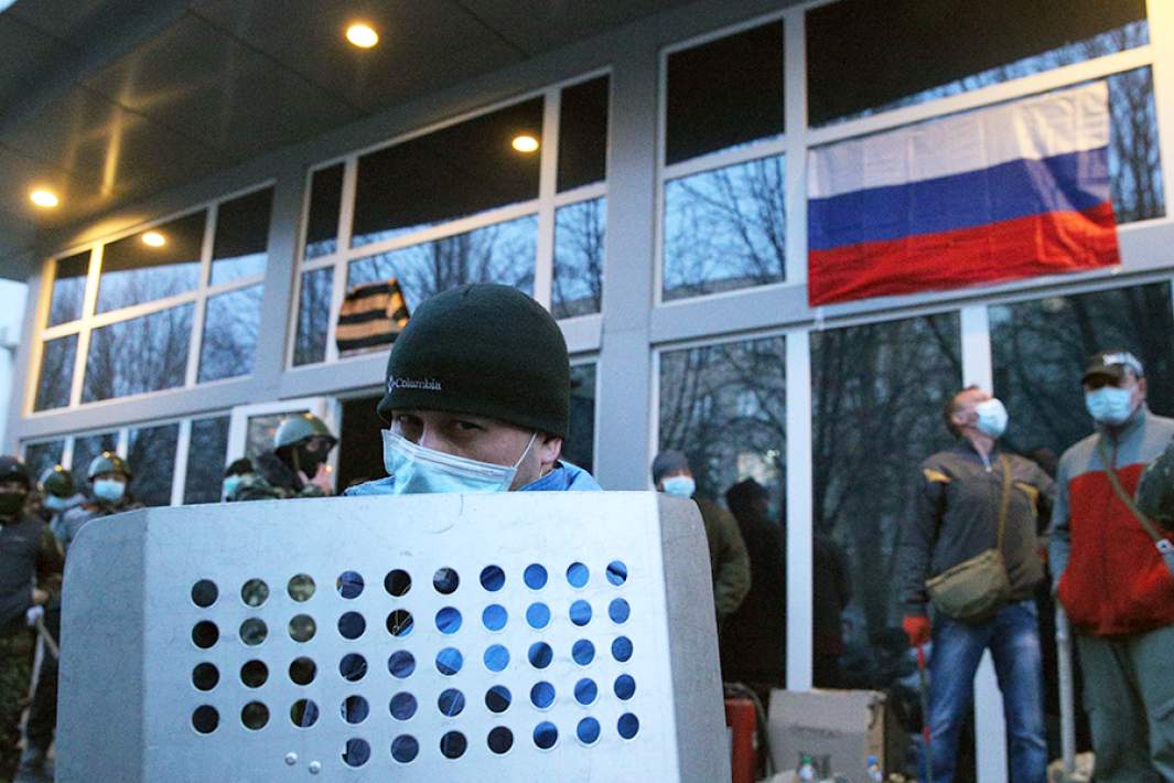 У здания Донецкой областной администрации, захваченного сторонниками референдума о статусе региона