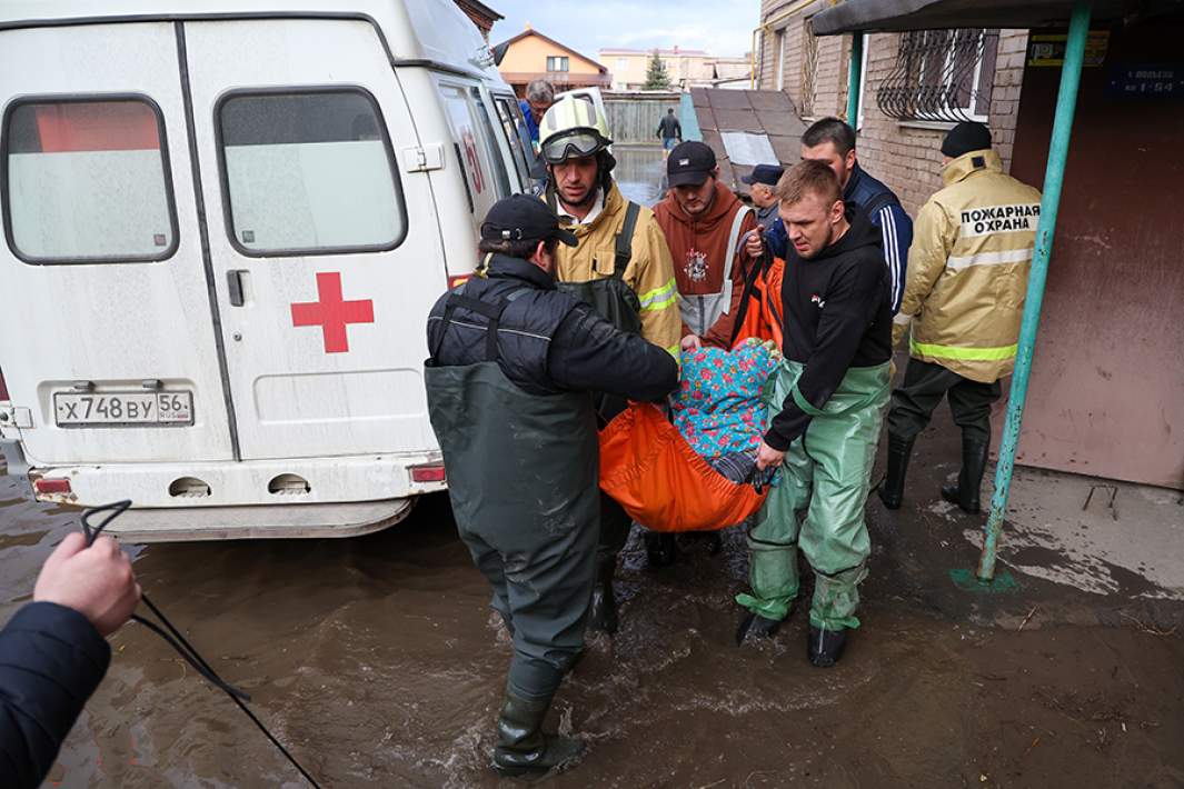Эвакуация маломобильных граждан сотрудниками экстренных служб из дома на подтопленной улице в Орске
