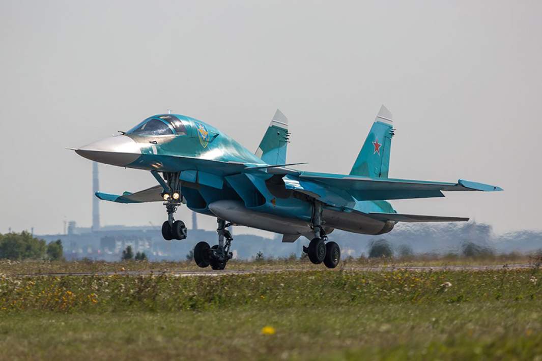 Фронтовой истребитель-бомбардировщик Су-34 во время взлета