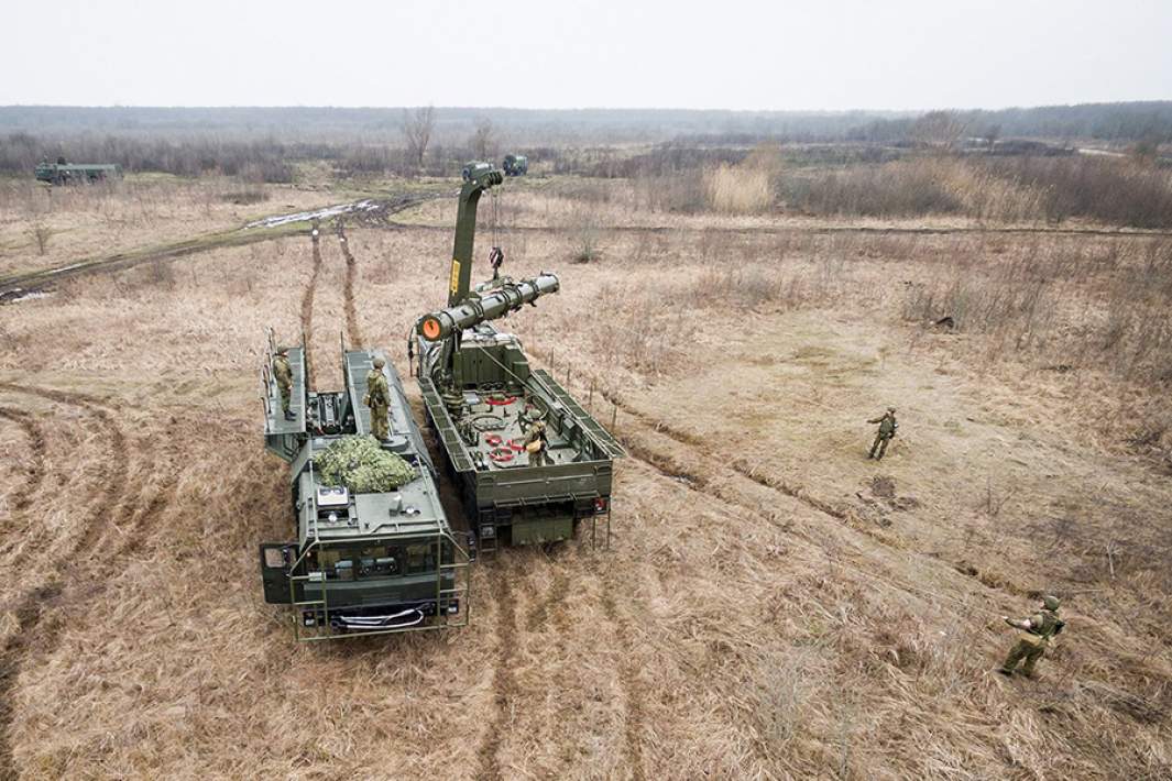 Погрузка контейнеров с ракетами на оперативно-тактический ракетный комплекс «Искандер» в ходе учений