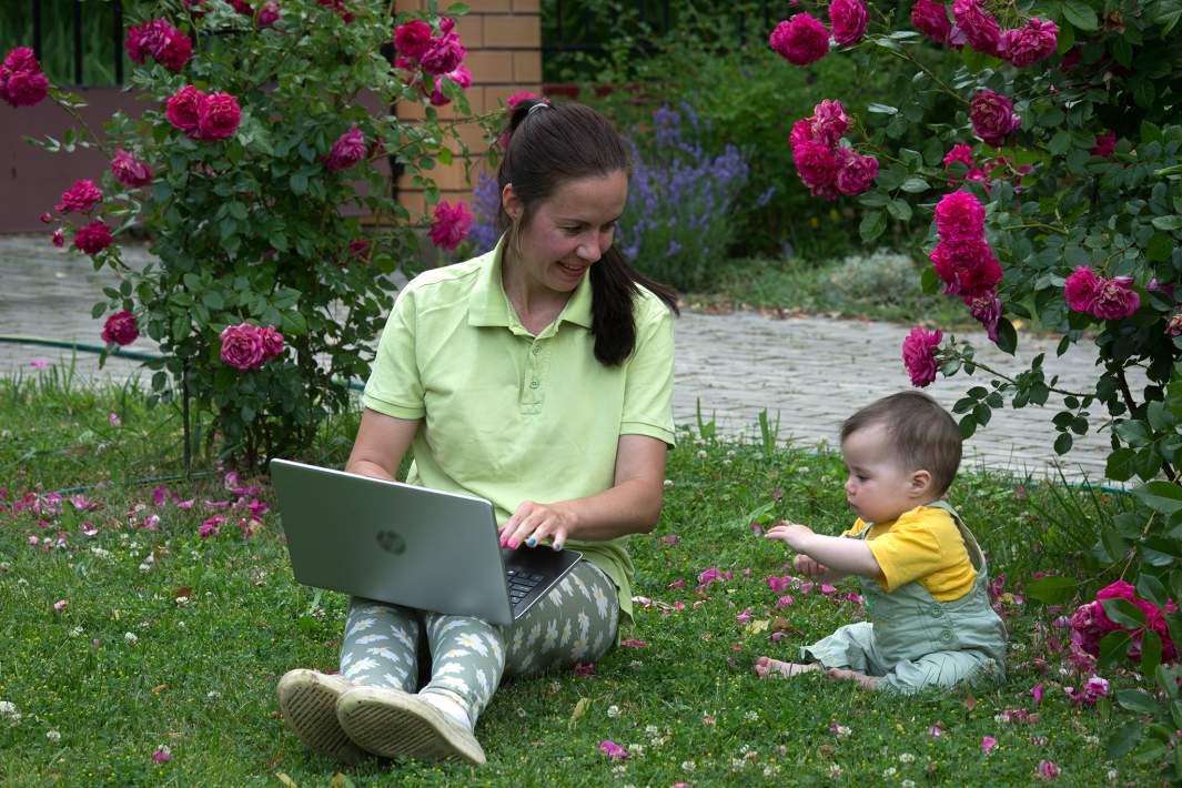 Женщина с ноутбуком и ребенком