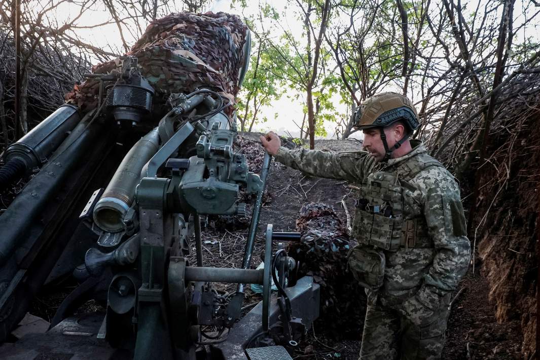 украинский солдаты использует военную технику 