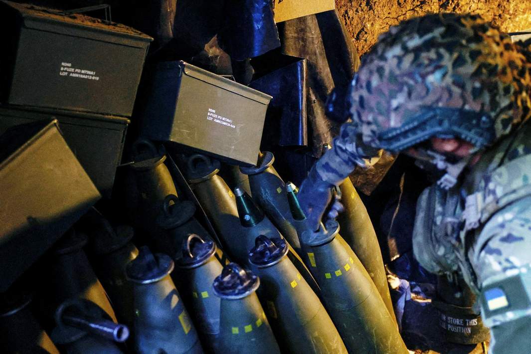 украинский солдат берет один из боеприпасов для обстрела