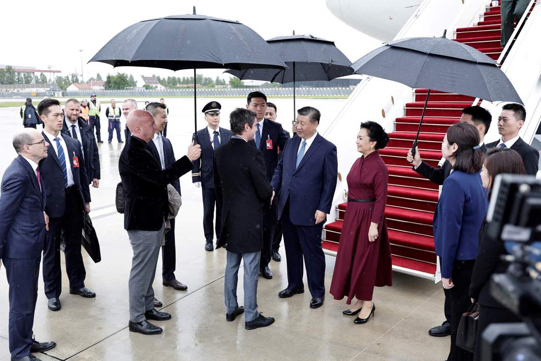 Премьер-министр Франции Габриэль Атталь приветствует президента Китая Си Цзиньпина и его жену Пэн Лиюань. 5 мая 2024 года