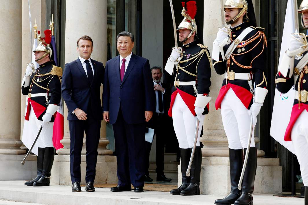 Президент Франции Эммануэль Макрон приветствует председателя Си Цзиньпина, прибывшего на встречу в Елисейский дворец в Париже 6 мая 2024 года