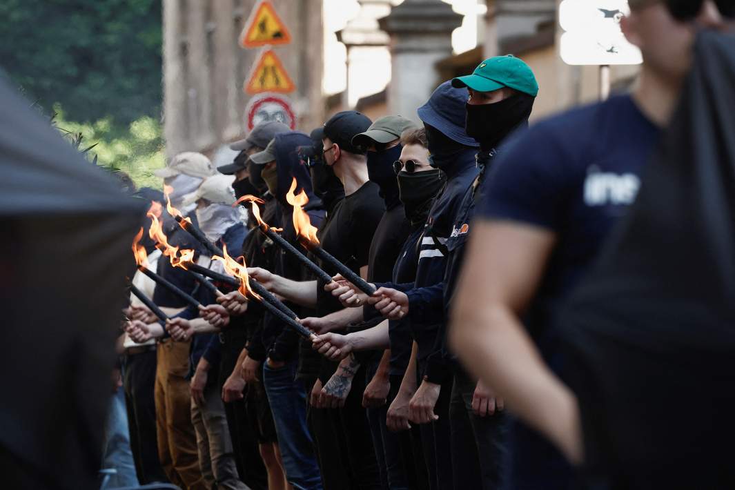 Члены крайне правой группы «Комитет 9 мая» (C9M — комитет 9 мая) принимают участие в демонстрации в честь 30-летия со дня смерти Себастьяна Дезье в Париже