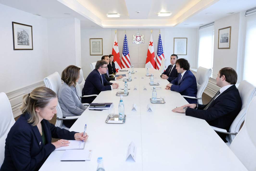 Премьер-министр Грузии Ираклий Кобахидзе встречается с помощником госсекретаря США по делам Европы и Евразии Джеймсом О'Брайеном в Тбилиси, Грузия, 14 мая 2024 года