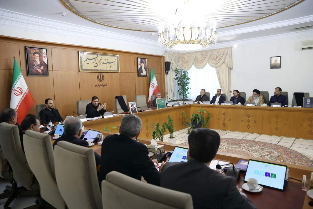 Первый вице-президент Ирана Мохаммад Мохбер выступает в кабинете правительства Ирана