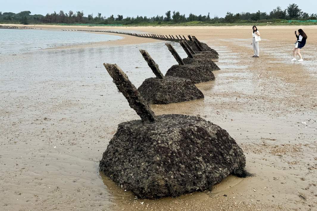 Противодесантные сооружения на пляже на острове Цзиньмэнь, Тайвань
