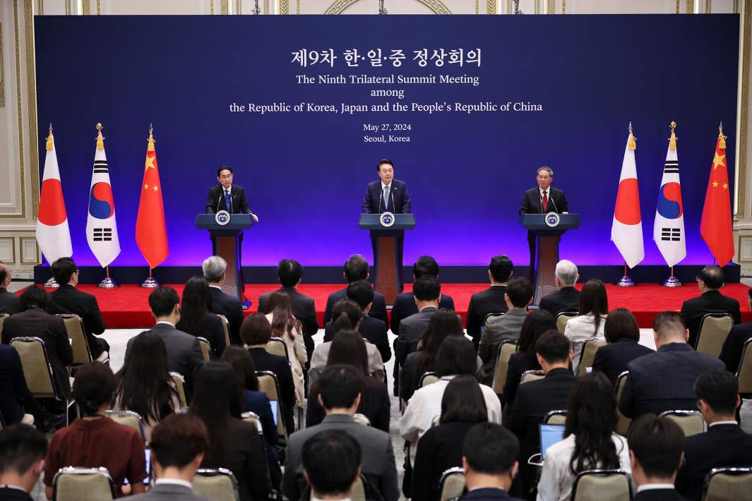 Президент Южной Кореи Юн Сок Ёль, премьер-министр Японии Фумио Кишида и премьер-министр Китая Ли Цян на совместной пресс-конференции в Сеуле, Южная Корея, 27 мая 2024 года