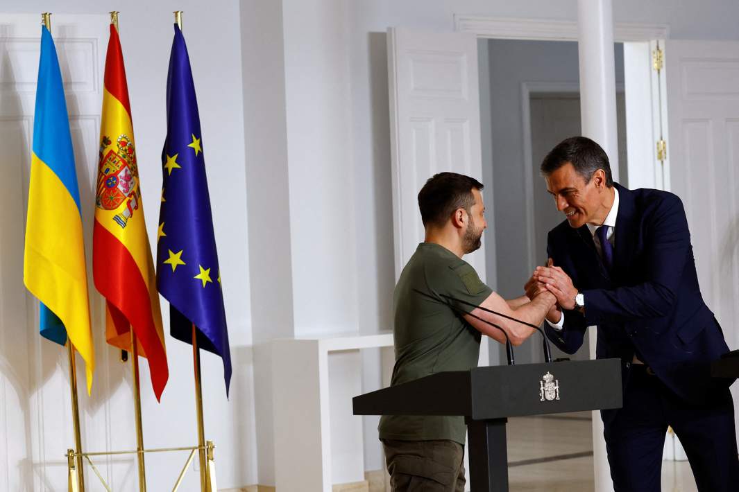 Премьер-министр Испании Педро Санчес и президент Украины Владимир Зеленский пожимают друг другу руки во время пресс-конференции во дворце Монклоа в Мадриде, Испания, 27 мая 2024 года