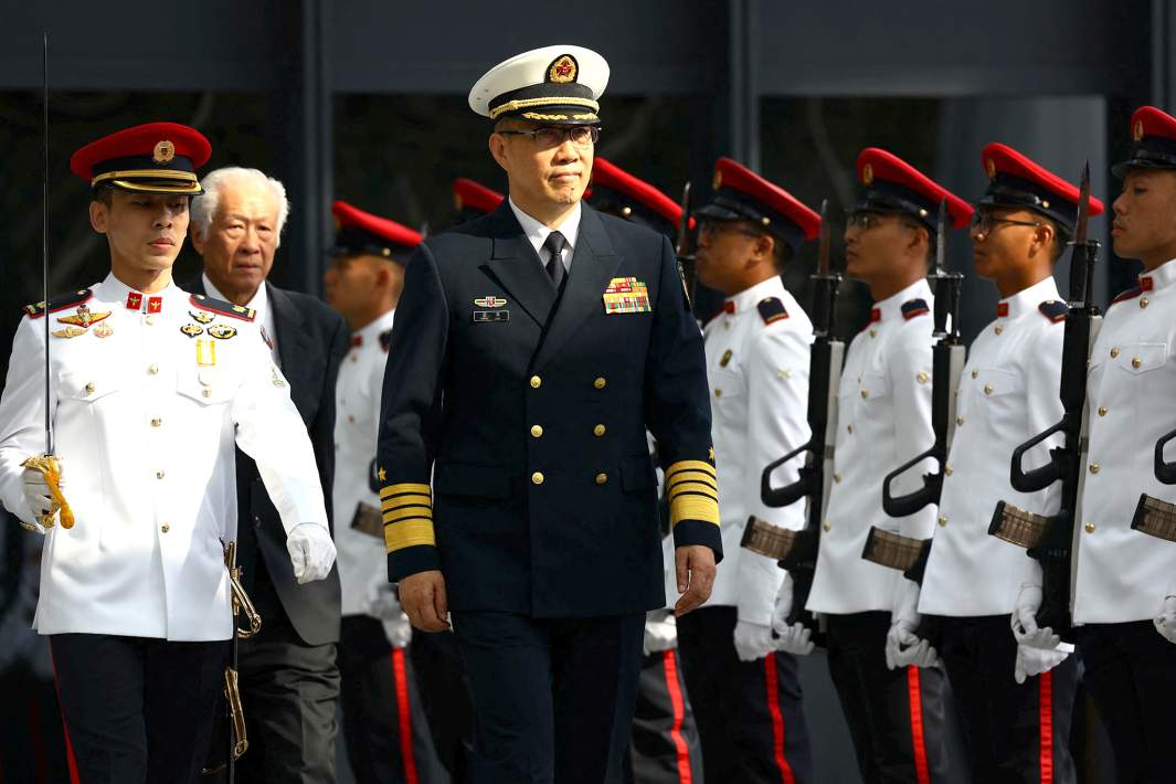 Министр обороны КНР Дун Цзюнь инспектирует почетный караул вместе с сингапурским коллегой Нг Эн Хеном в рамках третьего сингапурско-китайского диалога министров обороны в Министерстве обороны Сингапура. 30 мая 2024 года