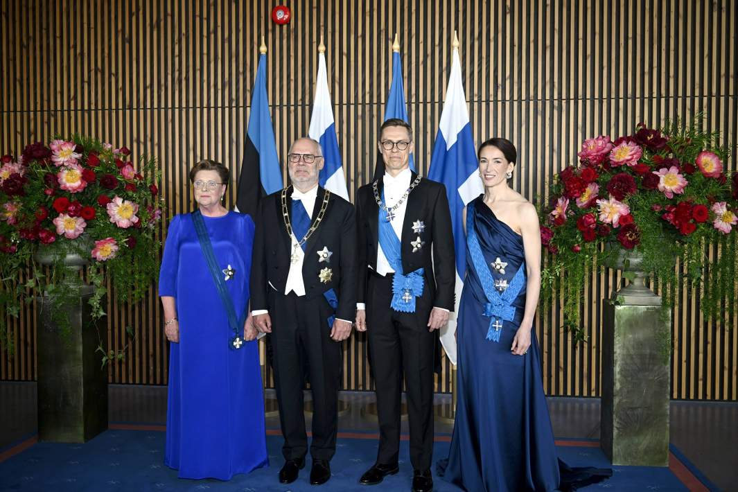 Президент Финляндии Александр Стубб и г-жа Сюзанна Иннес-Стубб, а также президент Эстонии Алар Карис и г-жа Сирье Карис во время государственного ужина в Таллинне, Эстония, 27 мая 2024 года