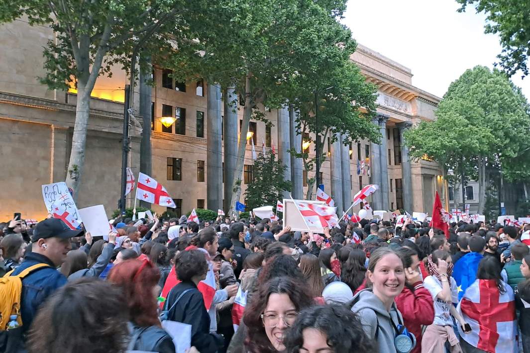 Митинг грузинской оппозиции у здания парламента Грузии