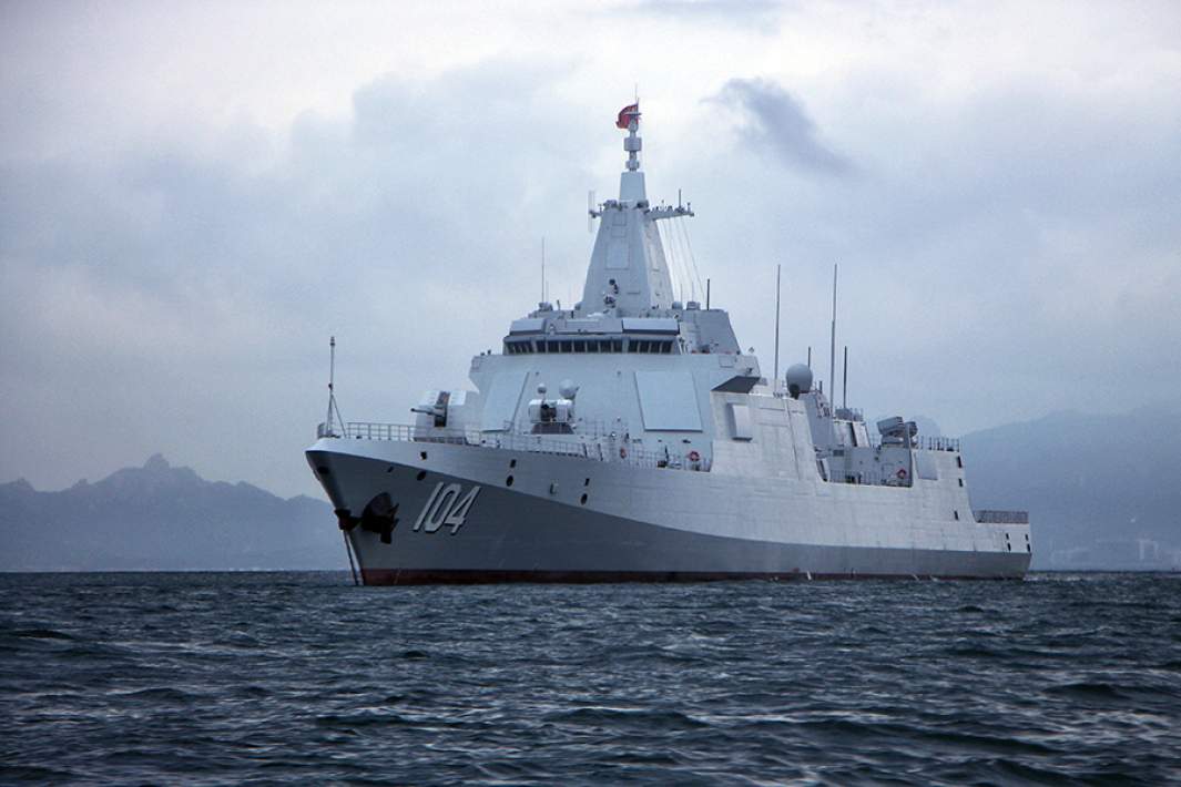 Эсминец проекта 055 Wuxi во время учений