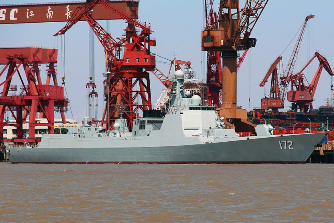 Эсминец проекта 052D Kunming в гавани Чансина