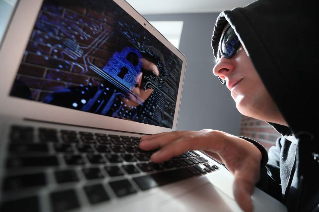 хакер смотрит в ноутбук