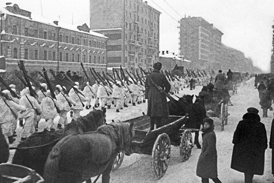 Великая Отечественная война 1941-1945 гг. Бойцы Красной Армии после военного парада на Красной площади 7 ноября 1941 года, отправляются на фронт