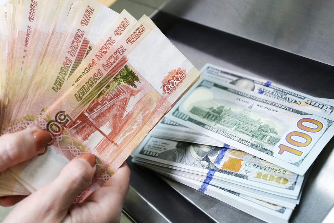 Доллары США и рубли в кассе по обмену валют в отделении банка