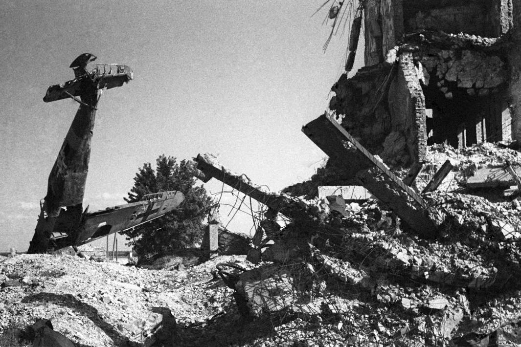 Один из сбитых гитлеровских самолётов на развалинах города Сталинграда