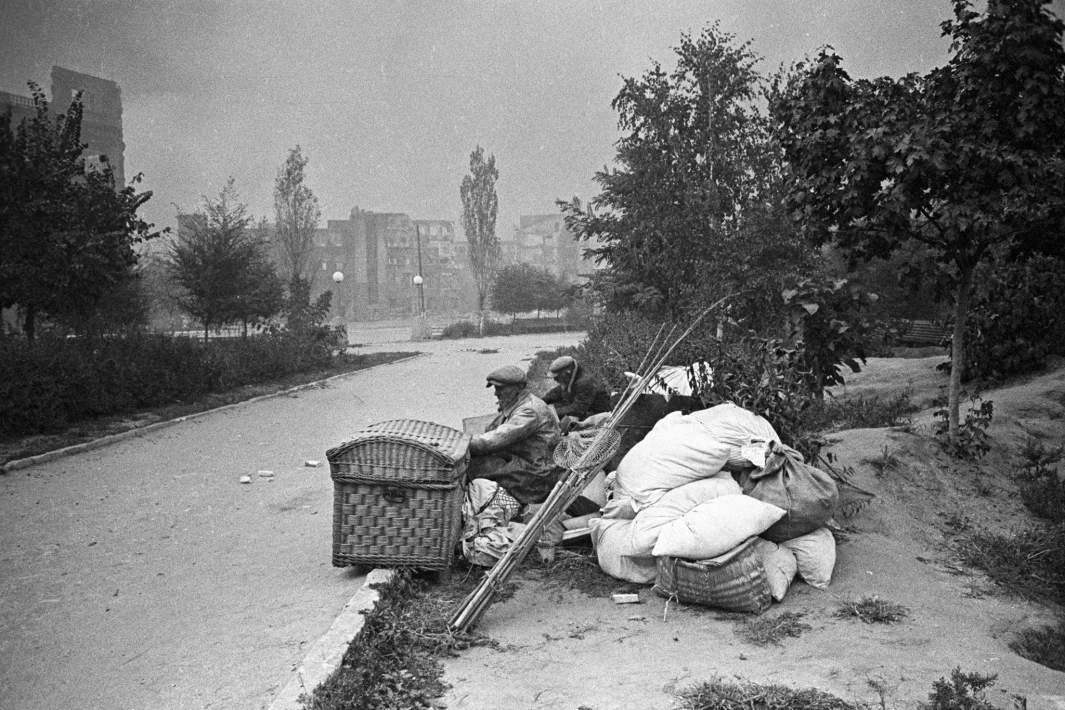 Жители Сталинграда, оставшиеся без крова после бомбежки фашистов