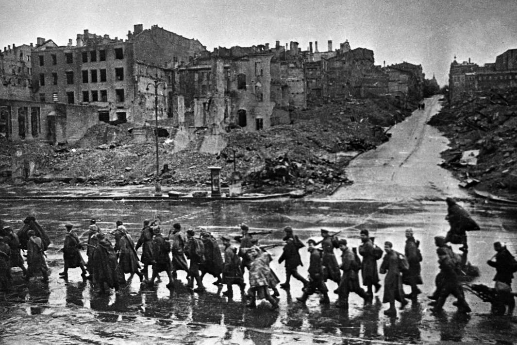 Освобождение Киева от фашистских захватчиков. Советские войска проходят по Крещатику, ноябрь 1943 года