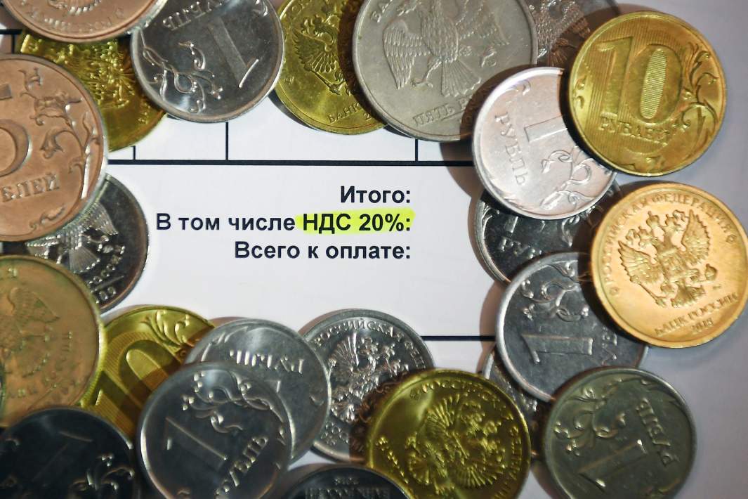 Пример счета на оплату с графой налоговой ставки 20% и монеты России