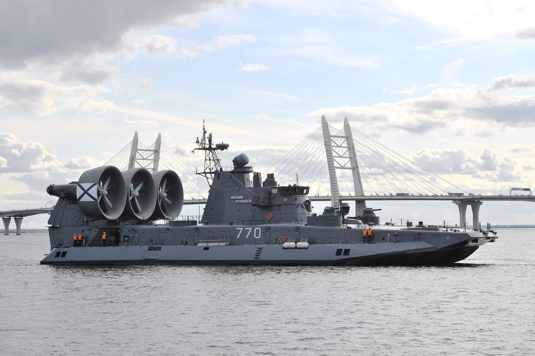 Малый десантный корабль на воздушной подушке проекта 12322 «Зубр» МДКВП «Евгений Кочешков» на Международном военно-морском салоне в Санкт-Петербурге