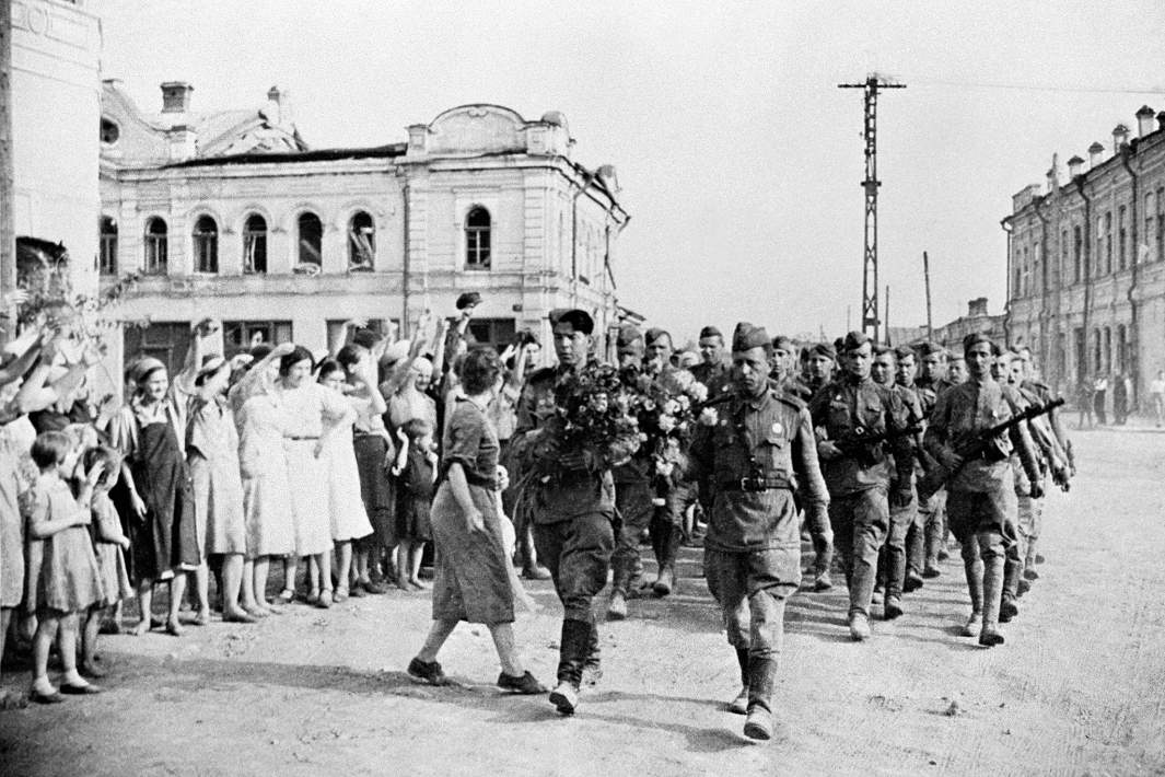 Жители освобожденного Орла встречают советских воинов, август 1943 года