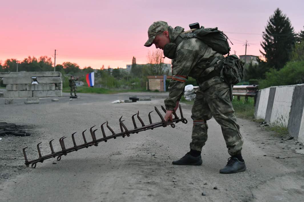 Soldados del Ministerio del Interior de la LPR cierran por la noche un puesto de control en Volchansk, región de Jarkov